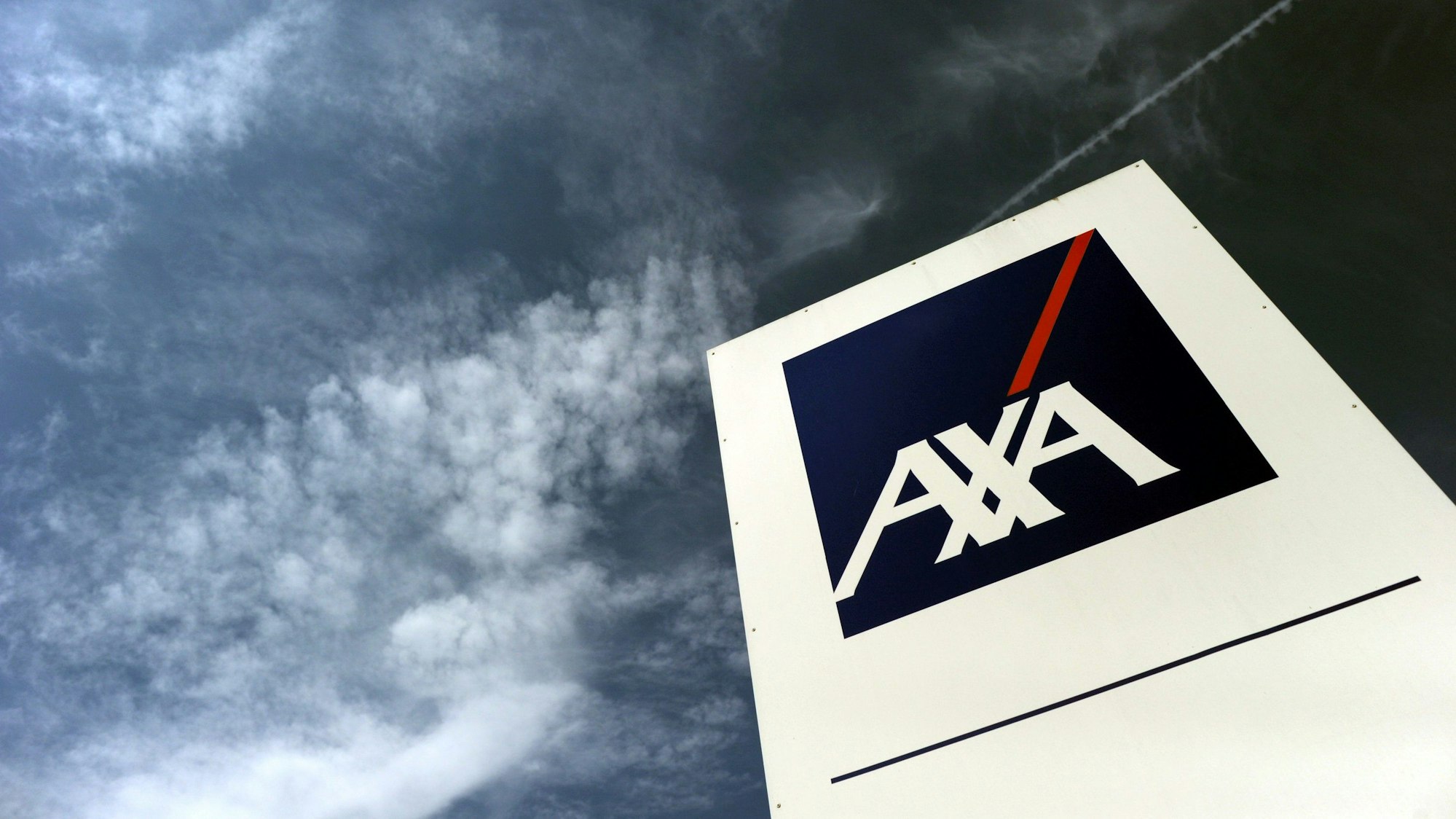 Das Bild zeigt einen Pylon mit dem Logo der Axa-Versicherungen vor der Firmenzentrale in Köln (Archivfoto) Foto: Federico Gambarin/dpa
