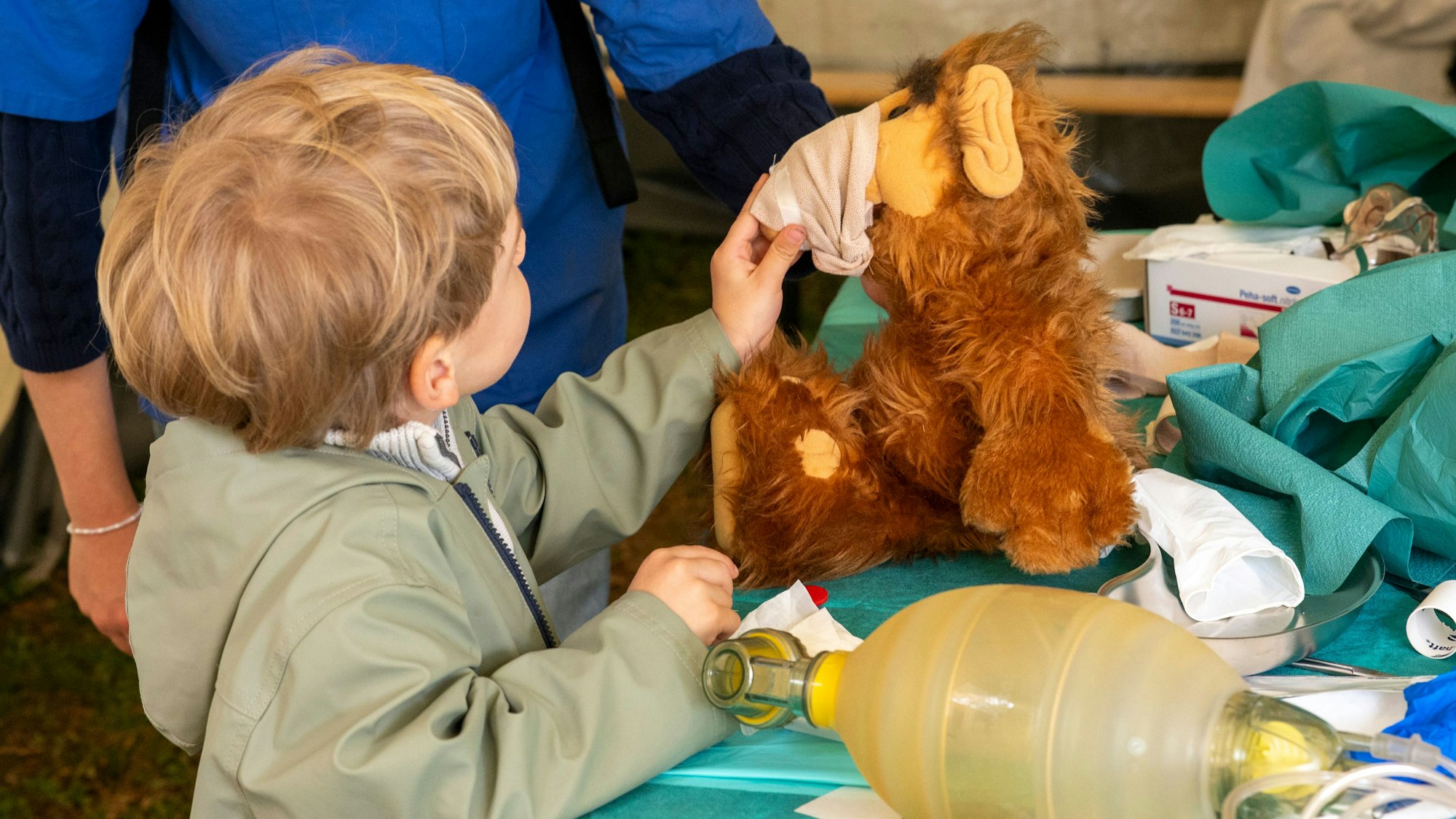 Einige der Kinder versuchen, Kuscheltiere fachgerecht zu verarzten.