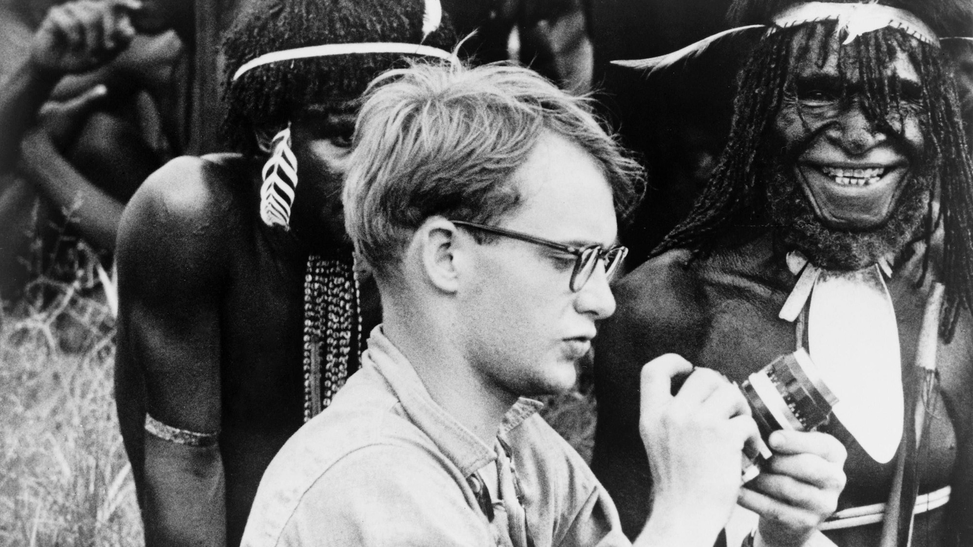 Michael Rockefeller mit Ureinwohnern.