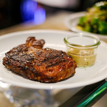 Ein gegrilltes Steak liegt servierfertig auf dem Teller. (Archivbild)