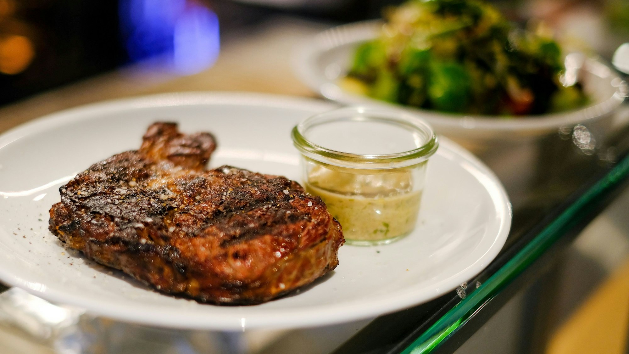 Ein gegrilltes Steak liegt servierfertig auf dem Teller. (Archivbild)