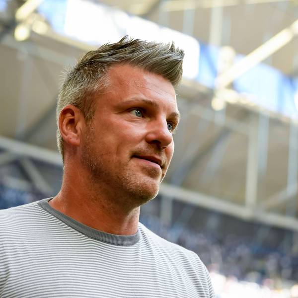 Die Verantwortlichen des 1. FC Köln sollen sich bereits ausführlich mit Trainer Lukas Kwasniok ausgetauscht haben.