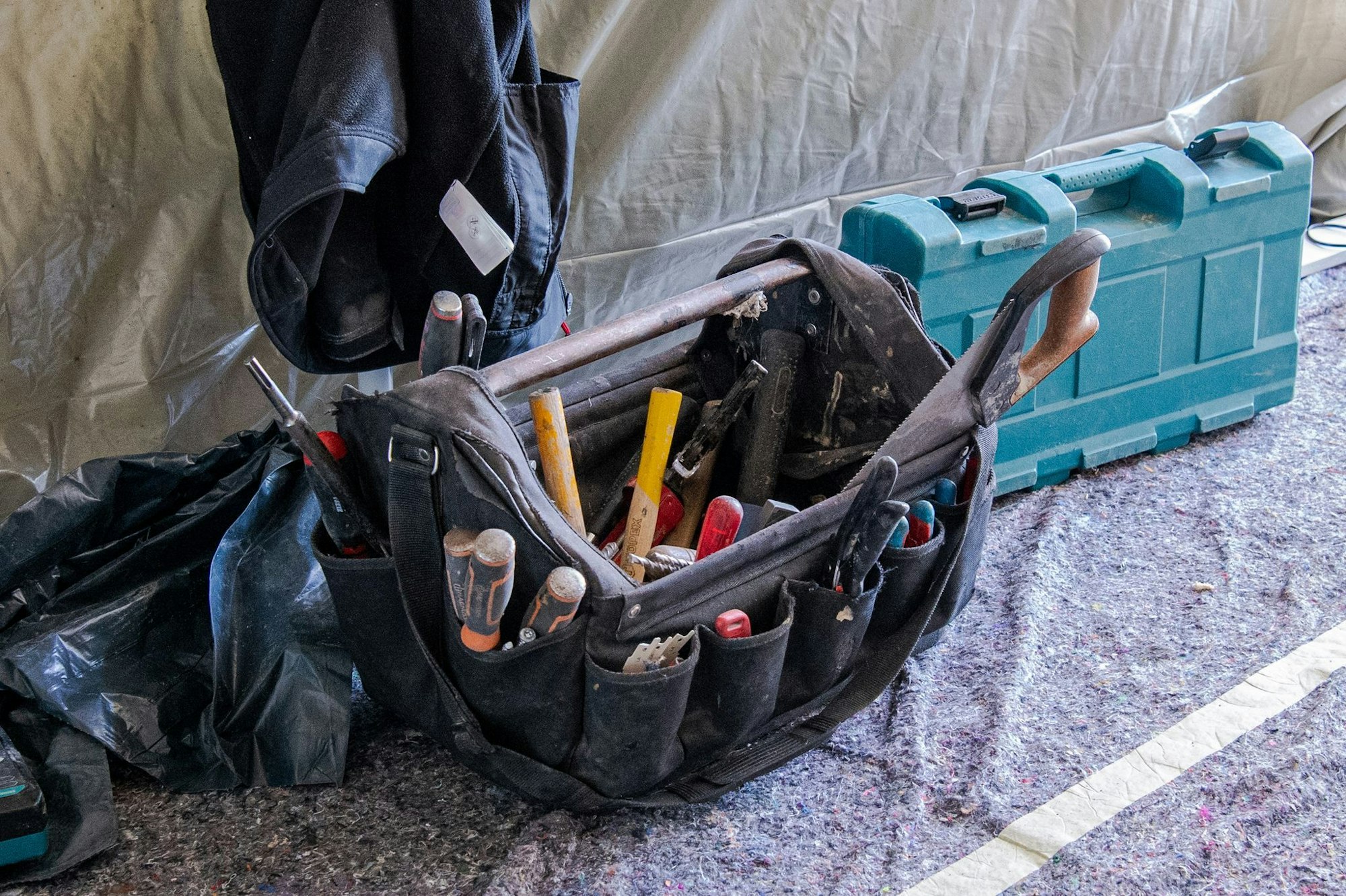 Dokumentation ist entscheidend: Bei Problemen mit Handwerkern sollten alle Arbeiten und Rechnungen genau dokumentiert werden, um im Streitfall Beweise zu haben.