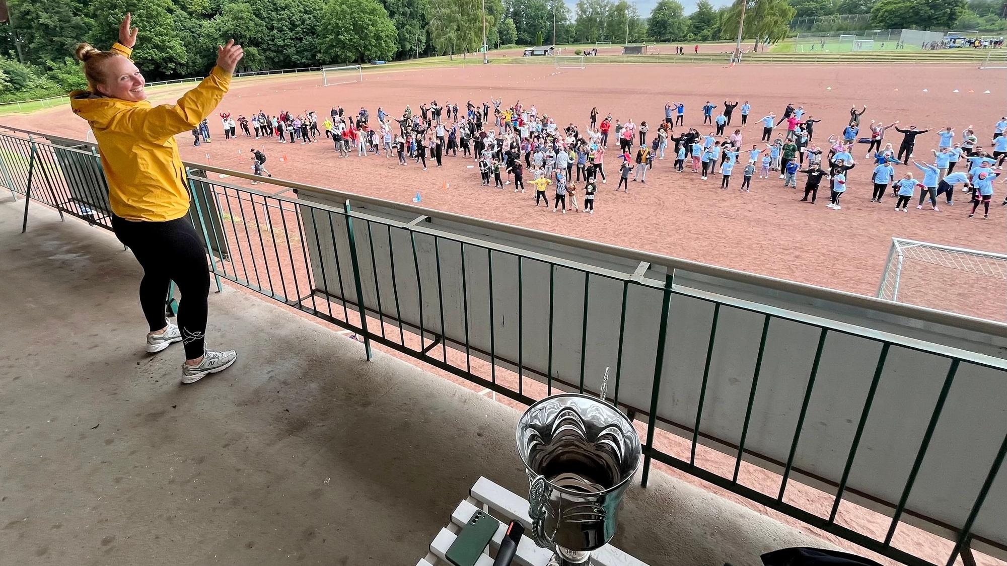 Steffi Herschbach beim Aufwärmprogramm vor dem Sportfest der Förderschulen am Birkenberg