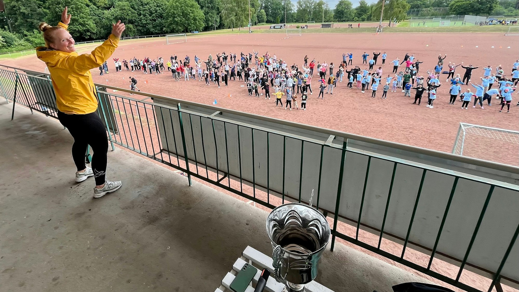 Steffi Herschbach beim Aufwärmprogramm vor dem Sportfest der Förderschulen am Birkenberg