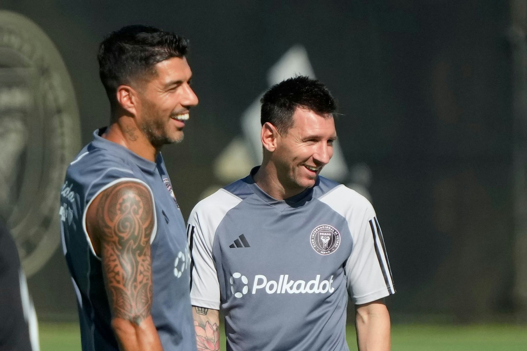 Vor einigen Jahren hat Suárez in seiner Heimat Uruguay einen Fußballverein gegründet, jetzt holt er seinen Freund Messi mit ins Boot. (Archivbild)