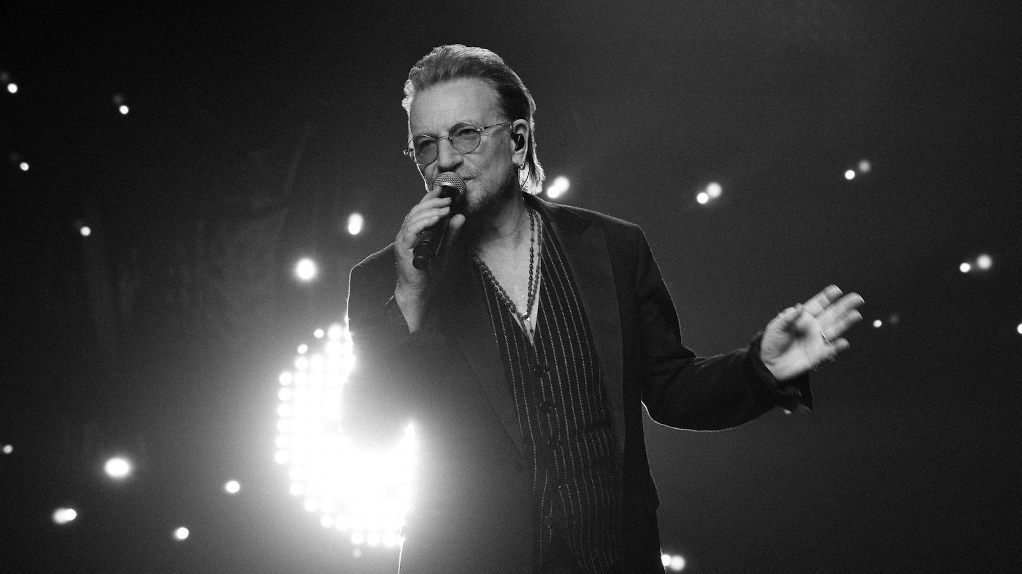 Mit dem Dokumentarfilm „Bono: Stories of Surrender“ kommt Apple dem Protagonisten nicht nur sprichwörtlich nah - innovativer Technik sei Dank. (Bild: Sarah Shatz/Apple TV+)