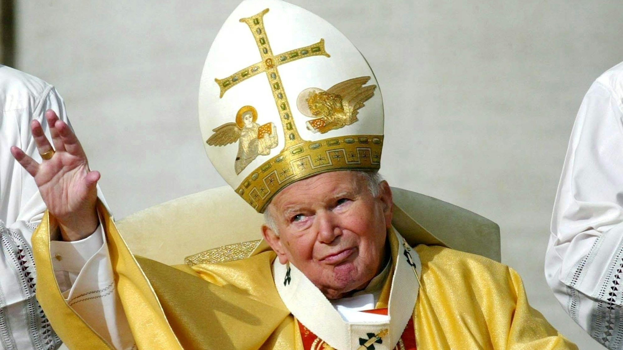Papst Johannes Paul II. (Archivfoto vom 19.10.2003) wird der erste Trger des au§erordentlichen Aachener Karlspreises. Das teilte das Karlspreis-Direktorium am Donnerstag (22.01.2004) mit. Der Karlspreis gilt als einer der bedeutendsten europischen Auszeichnungen. Er wird seit 1950 fr Verdienste um die europische Einigung an Persnlichkeiten und Institutionen verliehen. Zum ersten Mal in seiner Geschichte soll die Auszeichnung als Sonderpreis verliehen werden. Regulrer Preistrger 2004 ist der EU-Parlamentsprsident Pat Cox. Foto: Filippo Monteforte dpa