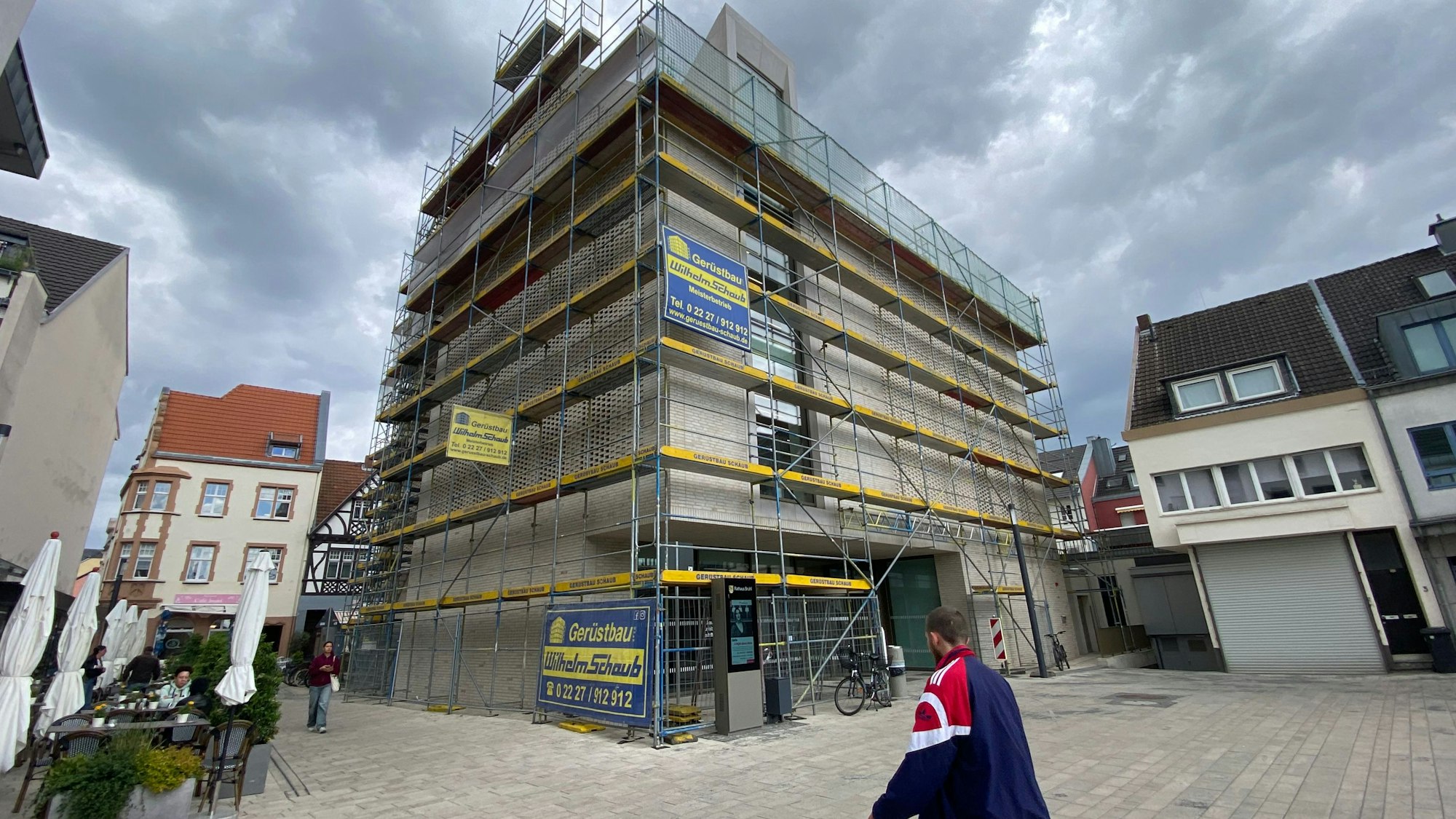 Zu sehen ist das Brühler Rathaus am Janshof.