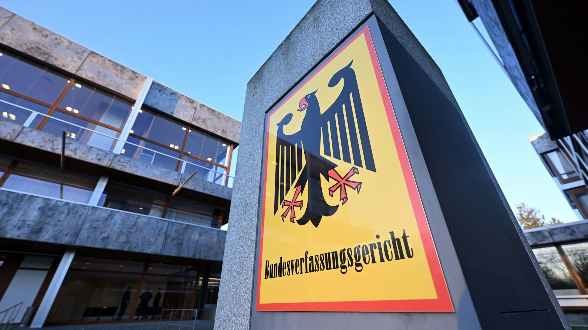 ARCHIV - 14.01.2025, Baden-Württemberg, Karlsruhe: Ein Hinweisschild mit Bundesadler und dem Schriftzug "Bundesverfassungsgericht", aufgenommen vor dem Gericht. Die AfD bekommt wie erwartet nicht den Vorsitz des mächtigen Haushaltsausschusses im Bundestag. (zu dpa: «AfD scheitert bei Wahl um Vorsitz des Haushaltsausschusses») Foto: Uli Deck/dpa +++ dpa-Bildfunk +++