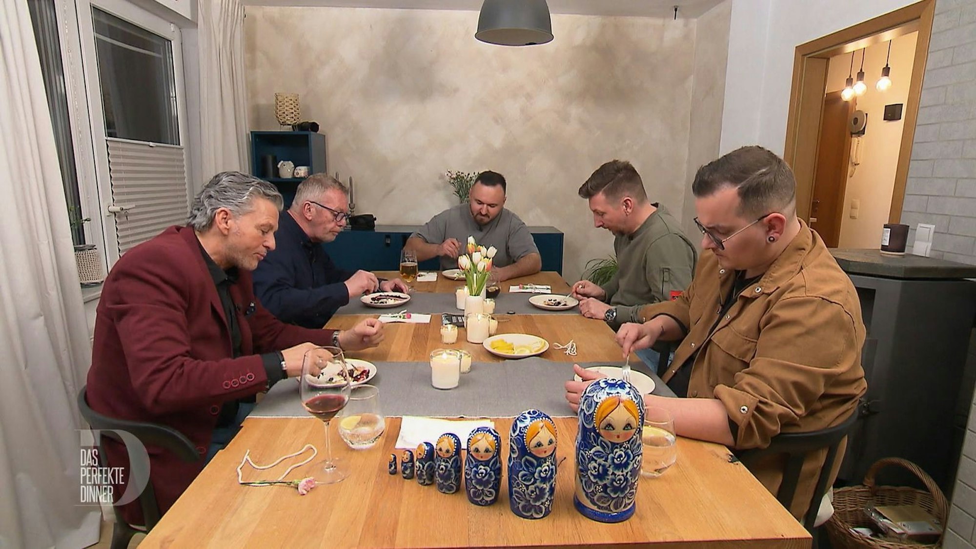 Das Pfannküchlein-Dessert erinnert Flo ein wenig an Oliven-Schafskäse.
(Bild: RTL)
