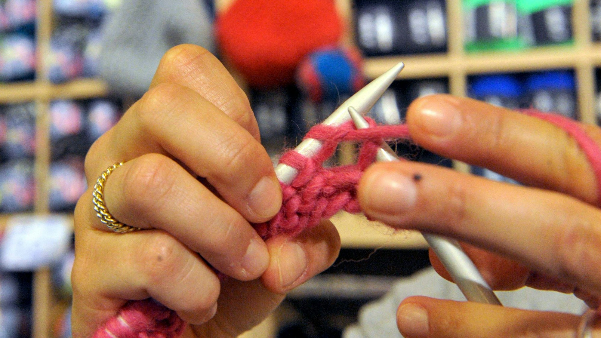 Handarbeiten wie Stricken, Nähen und Häkeln werden auch in sozialen Medien zunehmend zum Thema.