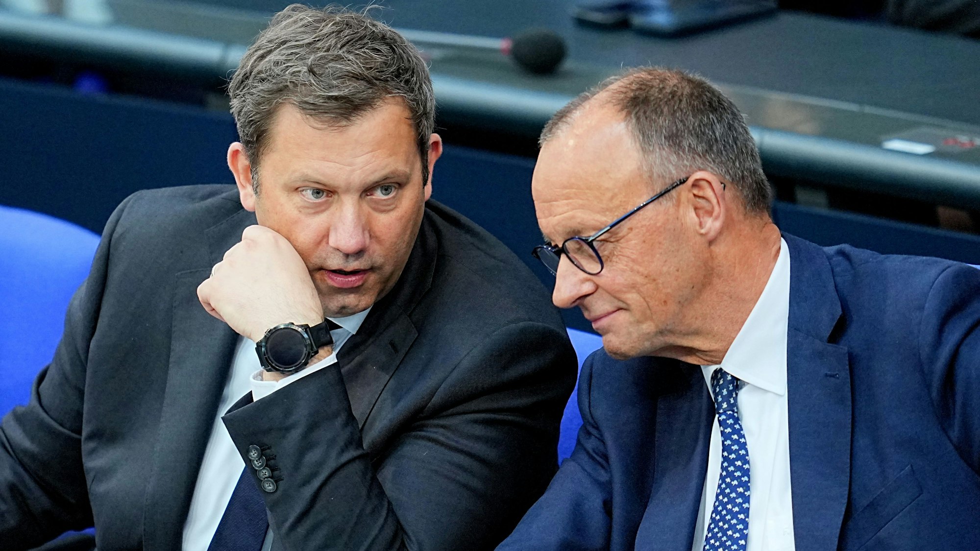 Bundeskanzler Friedrich Merz (CDU, r) und Lars Klingbeil (SPD), Bundesminister der Finanzen, sitzen während der Regierungsbefragung im Plenum des Bundestags.(Archivbild)