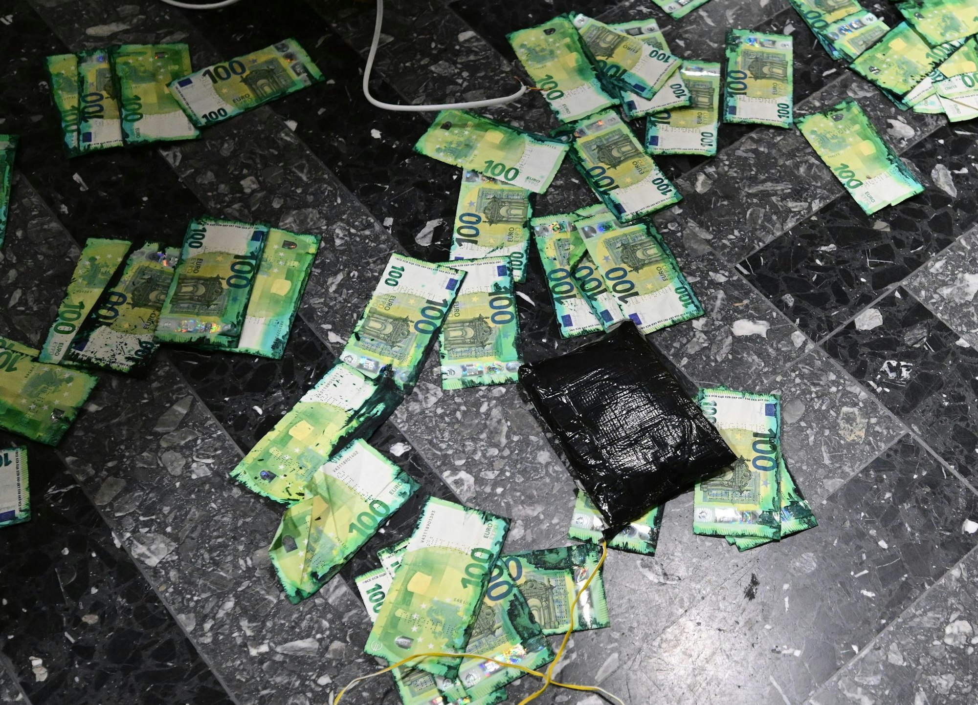 Bei Hausdurchsuchungen stellten die Beamten etwa 360.000 Euro Bargeld sicher, außerdem Krypto-Währung im Wert von mehr als 600.000 Euro. (Symbolbild)