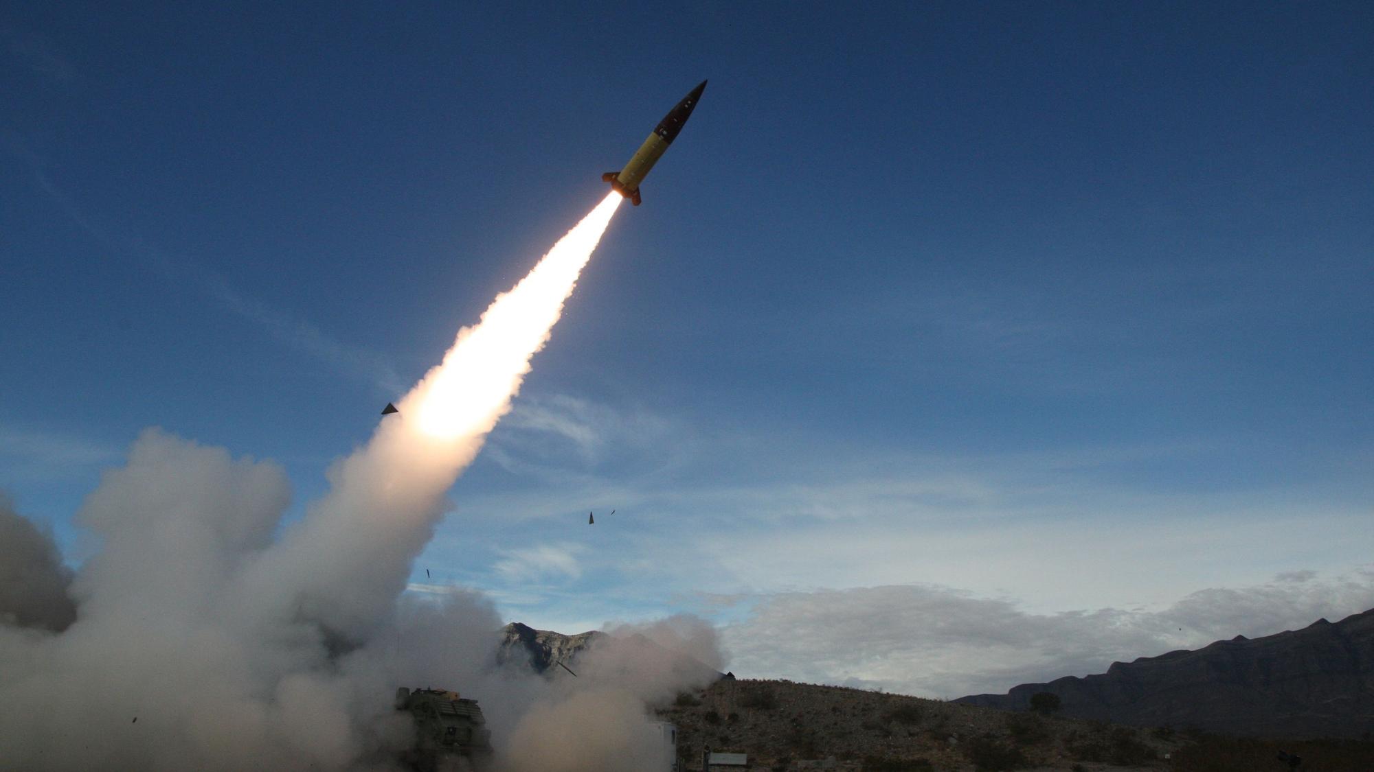 Eine amerikanische ATACMS-Rakete wird bei einer Übung abgeschossen. Laut Kanzler Merz gelten für die Ukraine keine Beschränkungen mehr für weitreichende westliche Waffen. (Archivbild)