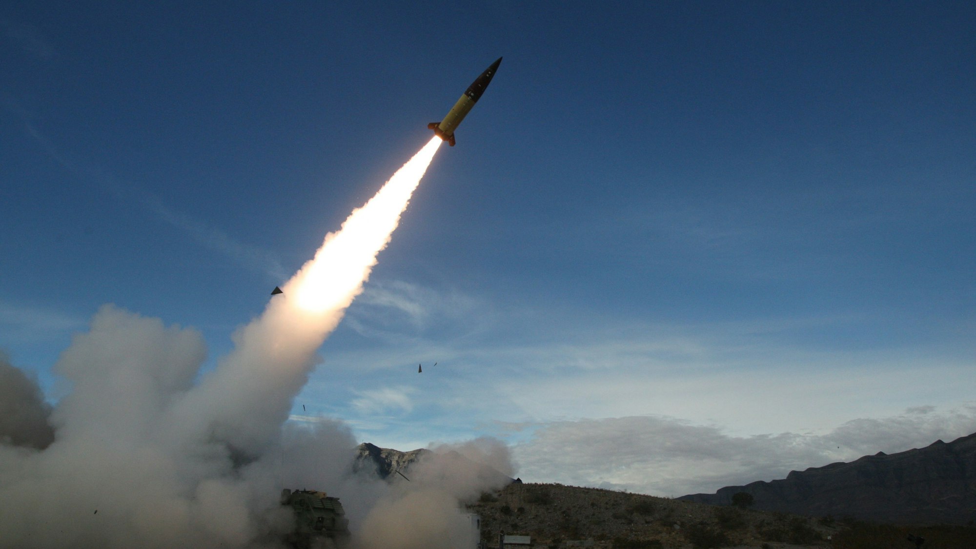 Eine amerikanische ATACMS-Rakete wird bei einer Übung abgeschossen. Laut Kanzler Merz gelten für die Ukraine keine Beschränkungen mehr für weitreichende westliche Waffen. (Archivbild)