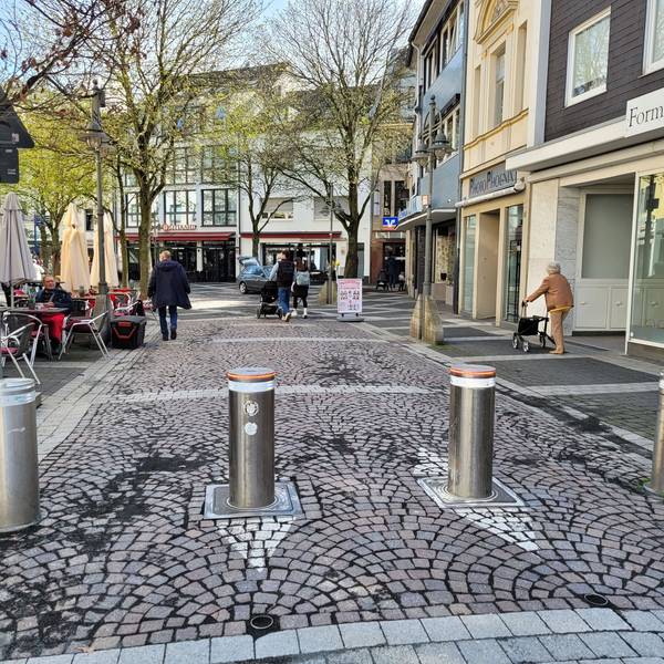Zu sehen sind versenkbare Poller in der Brühler Fußgängerzone.