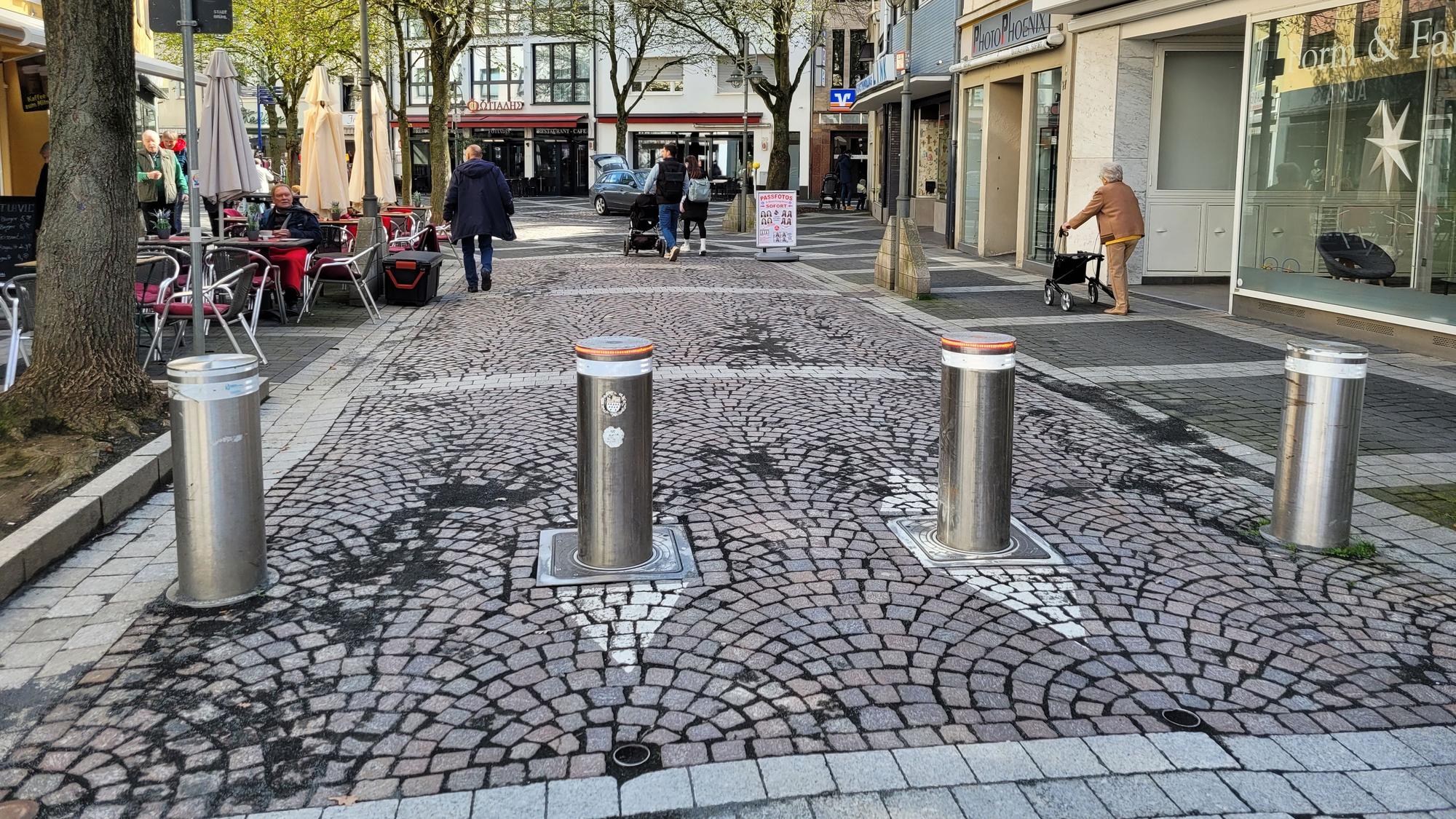 Zu sehen sind versenkbare Poller in der Brühler Fußgängerzone.