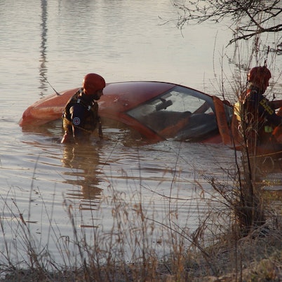 In der Nacht zu Dienstag landete der Wagen zweier junger Erwachsener in Köln-Zündorf im Rhein und musste von der Feuerwehr geborgen werden. Die Insassen blieben unverletzt.(Symbolbild)