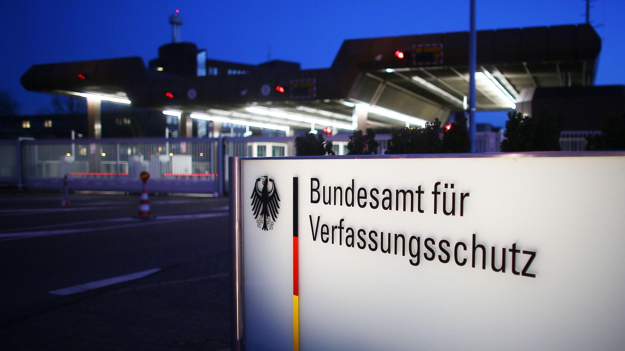ARCHIV - 04.02.2014, Nordrhein-Westfalen, Köln: Das Bundesamt für Verfassungsschutz. (zu dpa: «Dobrindt: AfD-Gutachten reicht nicht für Verbotsverfahren») Foto: Oliver Berg/dpa +++ dpa-Bildfunk +++