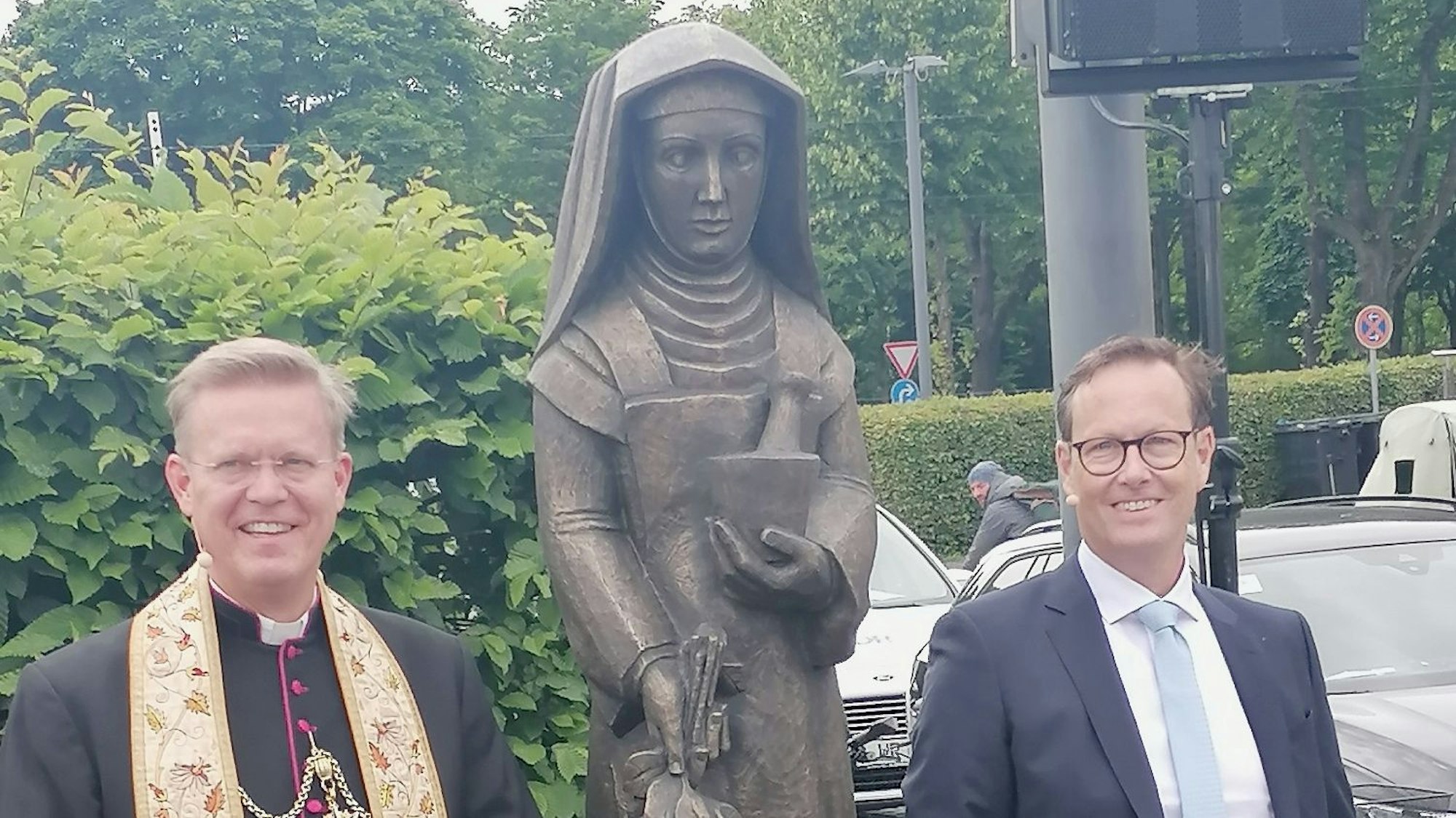 Domkapitular Dominik Meiering (l.) und Stefan Koch, CEO von „MCM Klosterfrau“, enthüllten die Statue in Gedenken an Maria Clementine Martin.