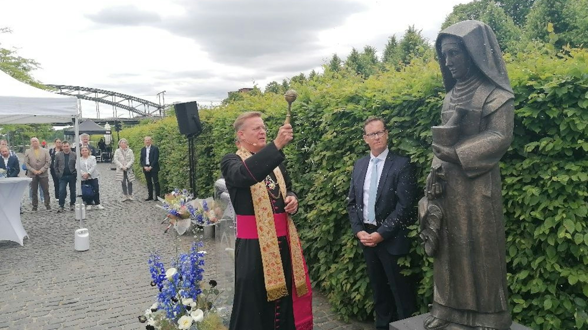 Domkapitular Dominik Meiering weihte am Dienstag die Statue zu Ehren Maria Clementine Martins.
