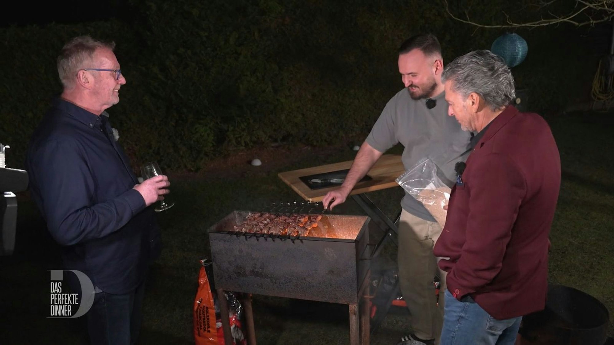 Männer und Feuer - das passt einfach. Deshalb schauen Uli und Francesco Paul gebannt beim Grillen zu.
(Bild: RTL)