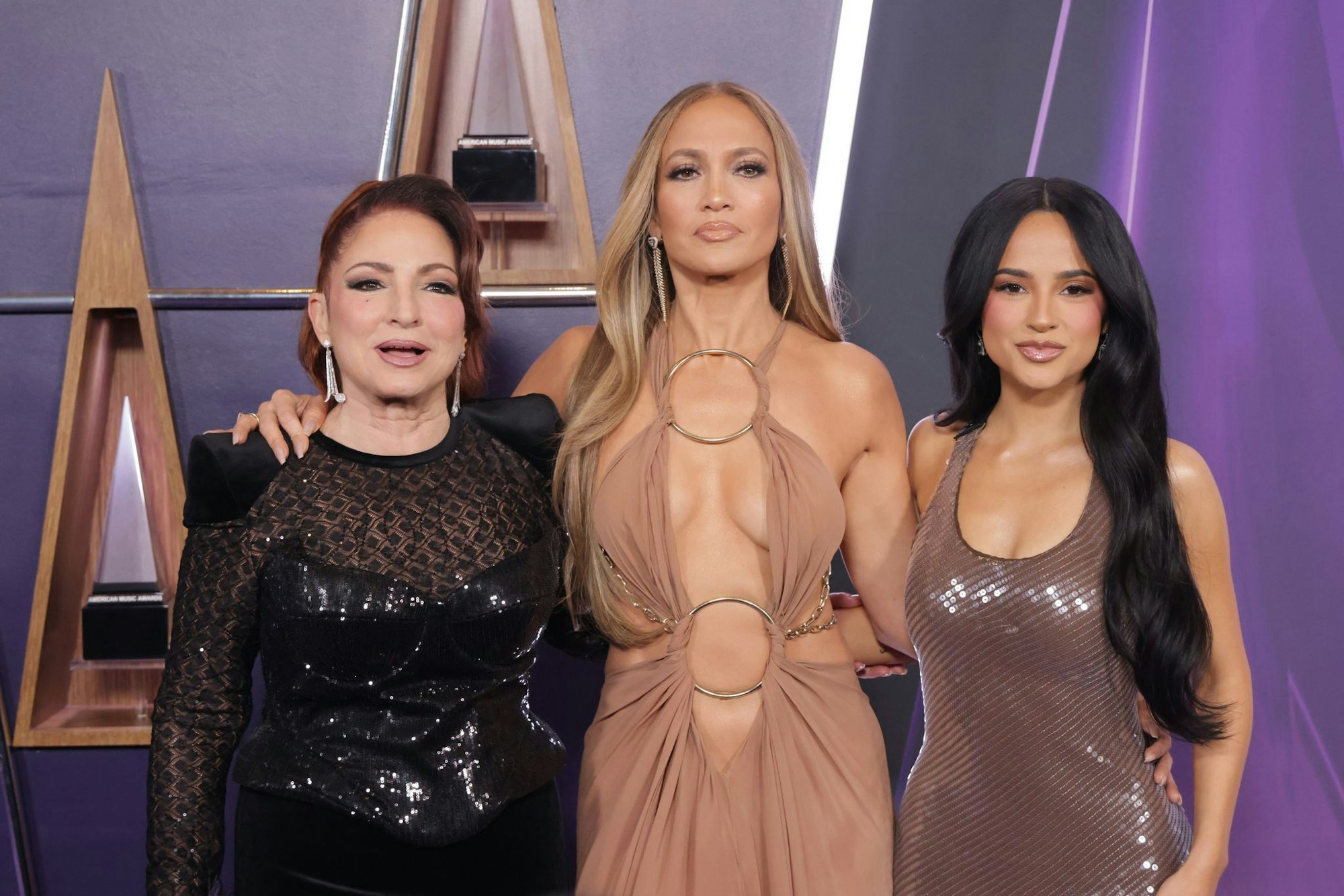 Jennifer Lopez (Mitte) moderierte die AMA-Verleihung in Las Vegas.