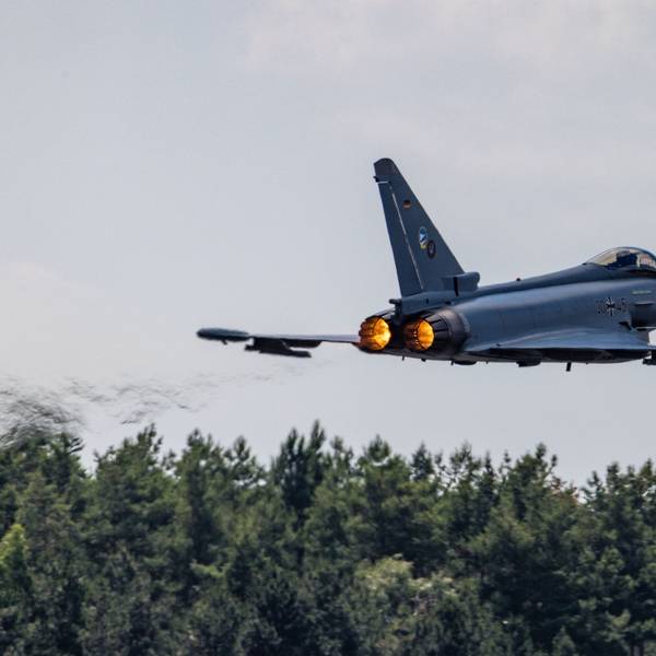 Ein Kampfflugzeug der Luftwaffe vom Typ Eurofighter startet beim Tag der Bundeswehr am Fliegerhorst Holzdorf.