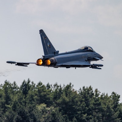 Ein Kampfflugzeug der Luftwaffe vom Typ Eurofighter startet beim Tag der Bundeswehr am Fliegerhorst Holzdorf.
