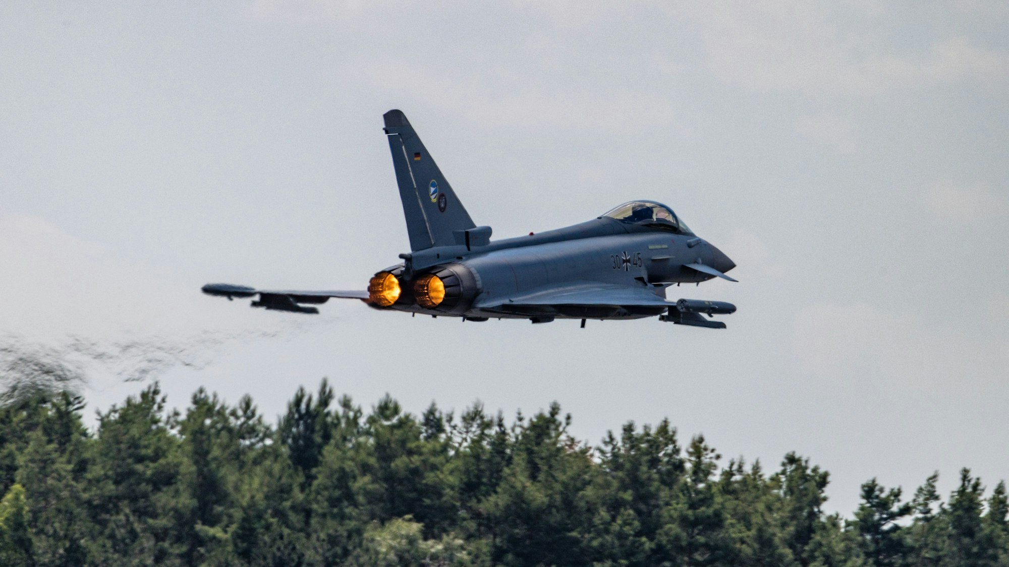 Ein Kampfflugzeug der Luftwaffe vom Typ Eurofighter startet beim Tag der Bundeswehr am Fliegerhorst Holzdorf.