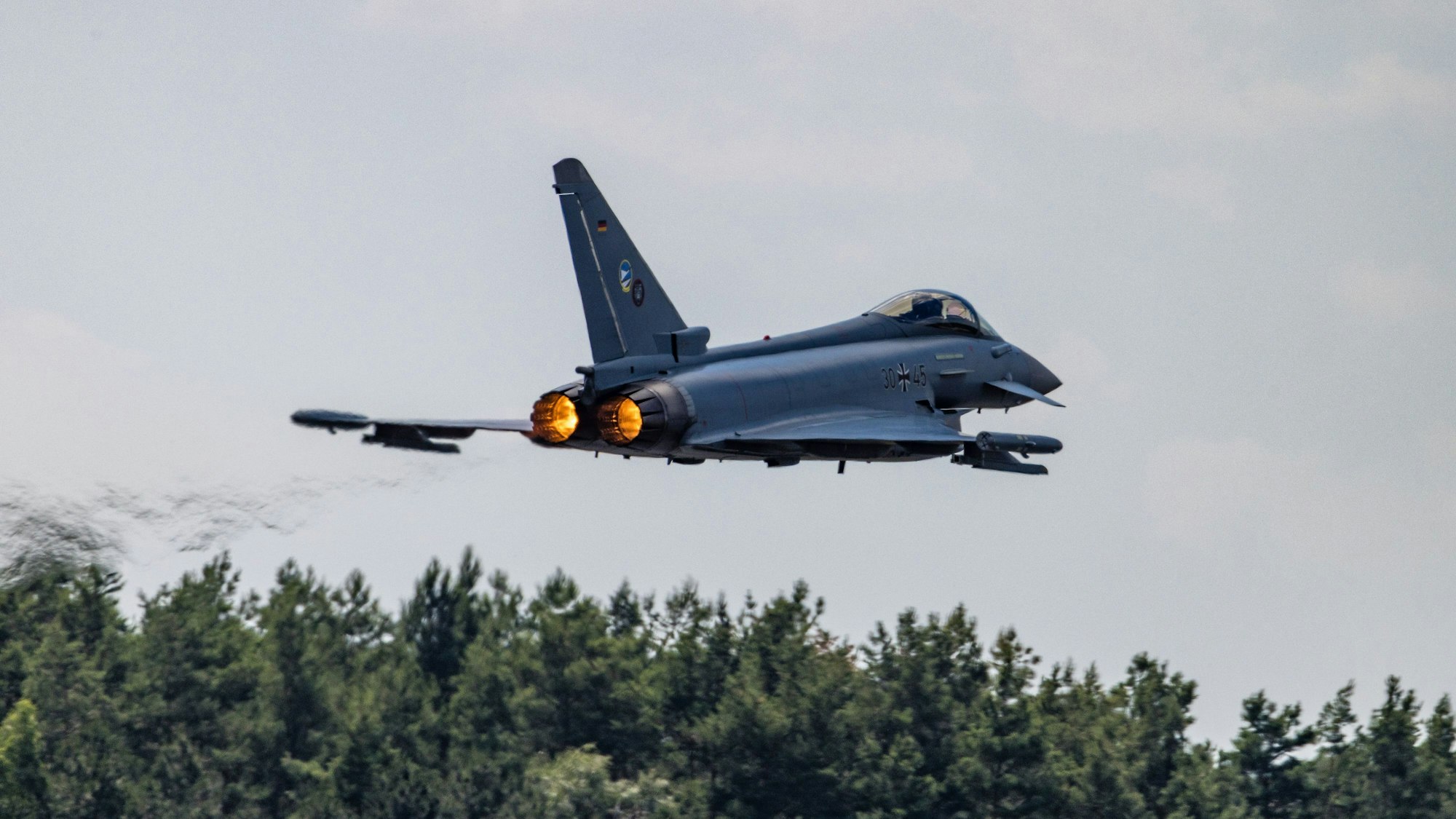Ein Kampfflugzeug der Luftwaffe vom Typ Eurofighter startet beim Tag der Bundeswehr am Fliegerhorst Holzdorf.