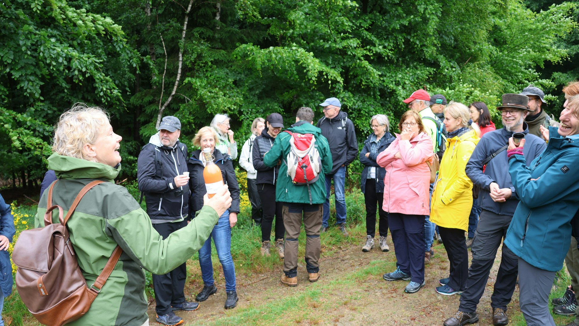 LRegina Kerstin präsentiert das Eckenhääner Kurgetränk.