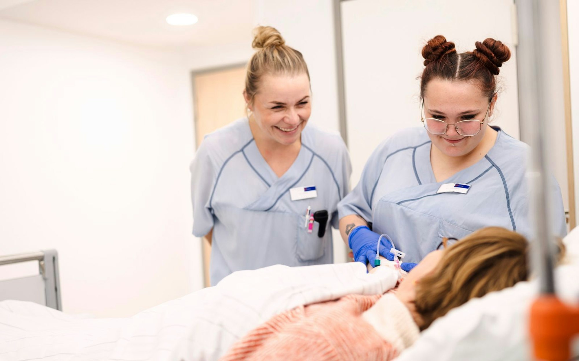 Praxisanleiterin Irene schaut ganz genau hin, wenn die angehende Pflegefachkraft Kyra (rechts) mit den Patienten arbeitet. (Bild: WDR/Ben Knabe)