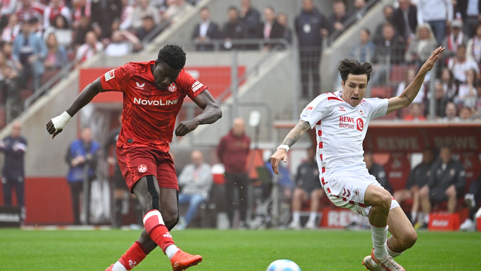Ragnar Ache (l), hier noch im Dress des 1. FC Kaiserslautern, stürmt kommende Saison in der Bundesliga für den 1. FC Köln.