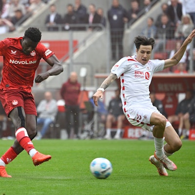 Ragnar Ache (l), hier noch im Dress des 1. FC Kaiserslautern, stürmt kommende Saison in der Bundesliga für den 1. FC Köln.
