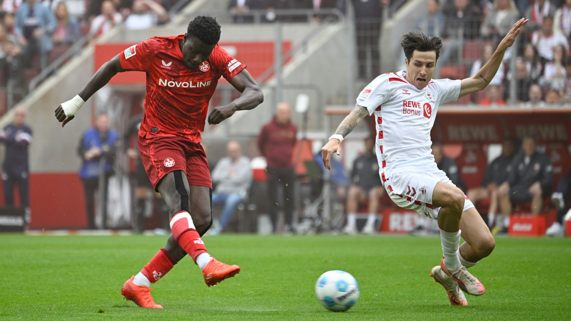 Ragnar Ache (l), hier noch im Dress des 1. FC Kaiserslautern, stürmt kommende Saison in der Bundesliga für den 1. FC Köln.