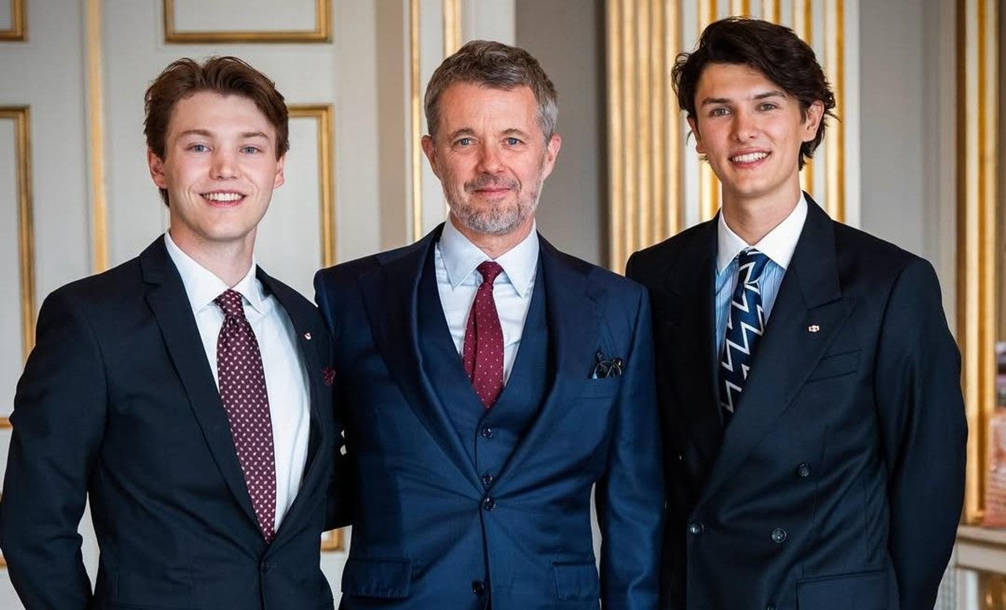 König Frederik X. mit seinen Neffen Graf Nikolai (rechts) und Graf Felix (links) im Schloss Amalienborg – anlässlich seines 57. Geburtstags verlieh er ihnen das Großkreuz des Dannebrogordens.