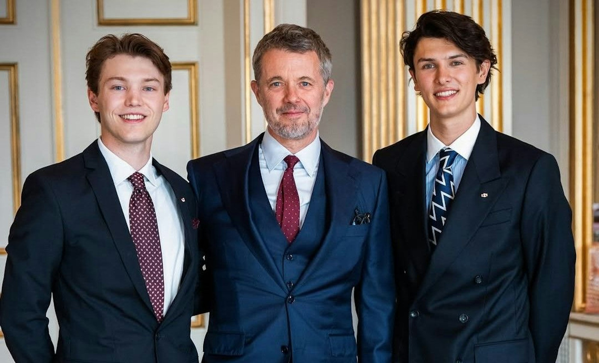 König Frederik X. mit seinen Neffen Graf Nikolai (rechts) und Graf Felix (links) im Schloss Amalienborg – anlässlich seines 57. Geburtstags verlieh er ihnen das Großkreuz des Dannebrogordens.