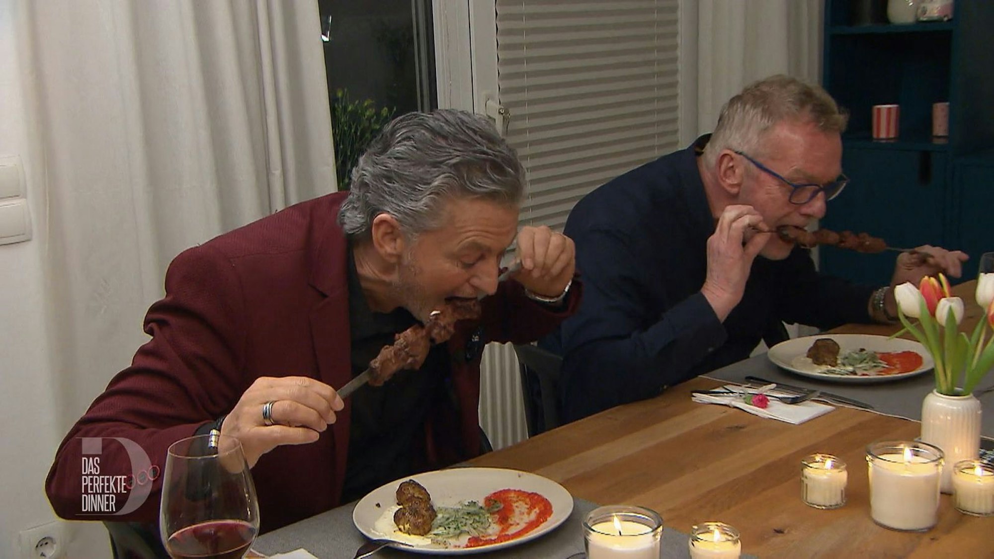 Echte Kerle essen das Fleisch natürlich direkt vom Spieß.
(Bild: RTL)