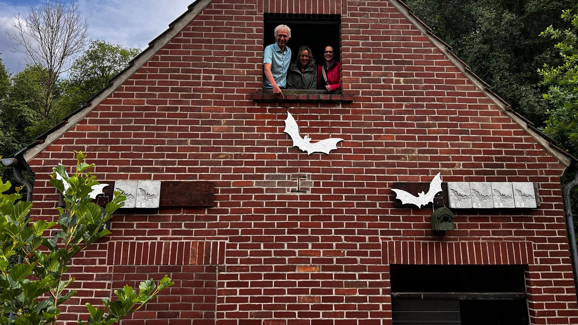 Verwandelten das alte Turbinenhaus in ein Heim für verschiedene Tierarten: Prof. Martin Denecke (v.l., Offenlandstiftung) Evelyn Förster vom Wupperverband Ursula und Halbach (Grundstückseigentümerin).