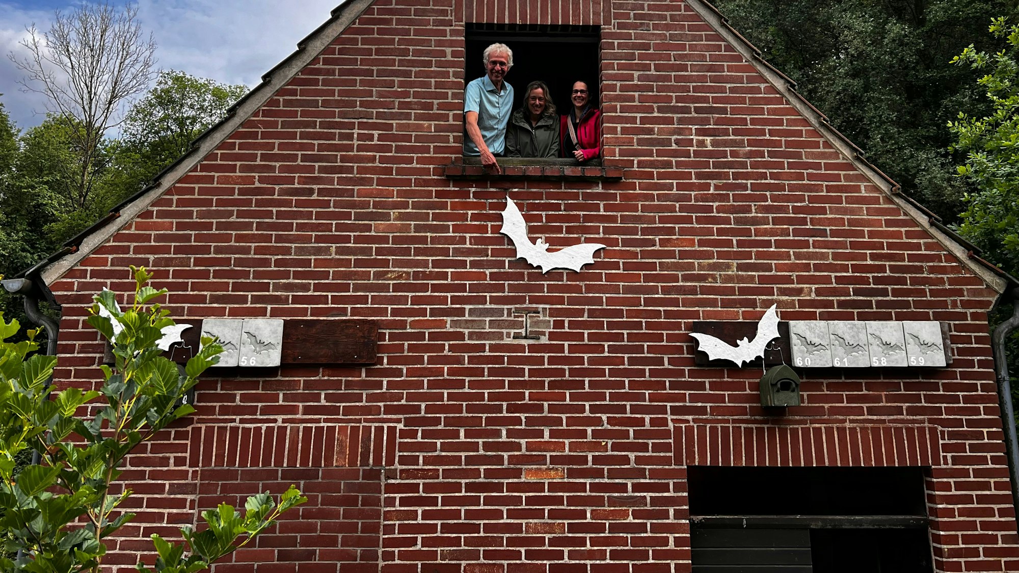 Verwandelten das alte Turbinenhaus in ein Heim für verschiedene Tierarten: Prof. Martin Denecke (v.l., Offenlandstiftung) Evelyn Förster vom Wupperverband Ursula und Halbach (Grundstückseigentümerin).