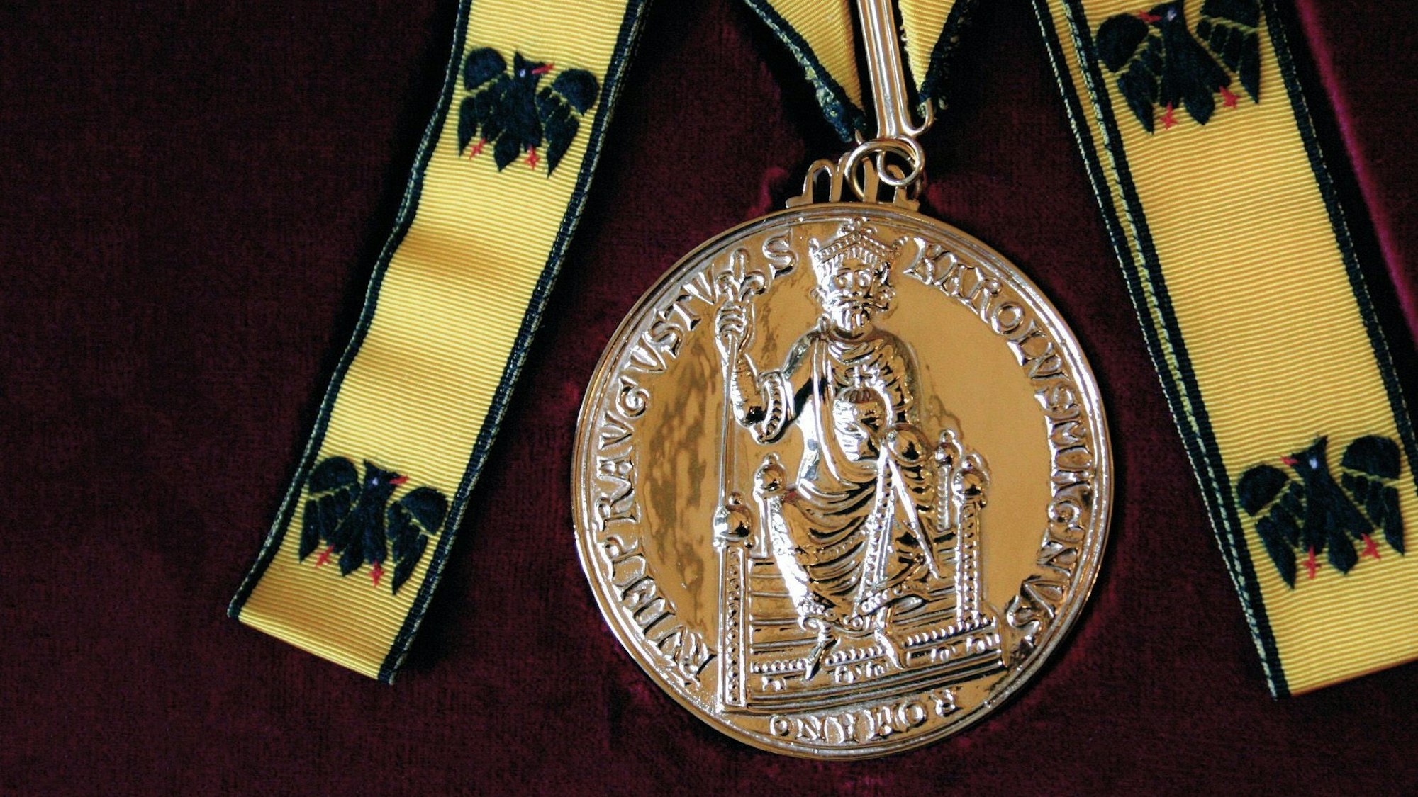 Die Medaille für den Internationalen Karlspreis des Jahres 2023. In Aachen wird an Himmelfahrt der Karlspreis 2025 an EU-Kommissionspräsidentin Ursula von der Leyen verliehen.