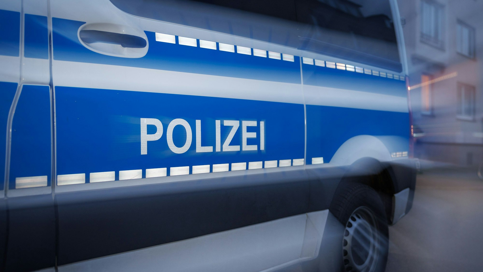 Die Polizei bittet Zeugen im Fall einer mutmaßlichen Fahrerflucht um Hilfe (Symbolbild)