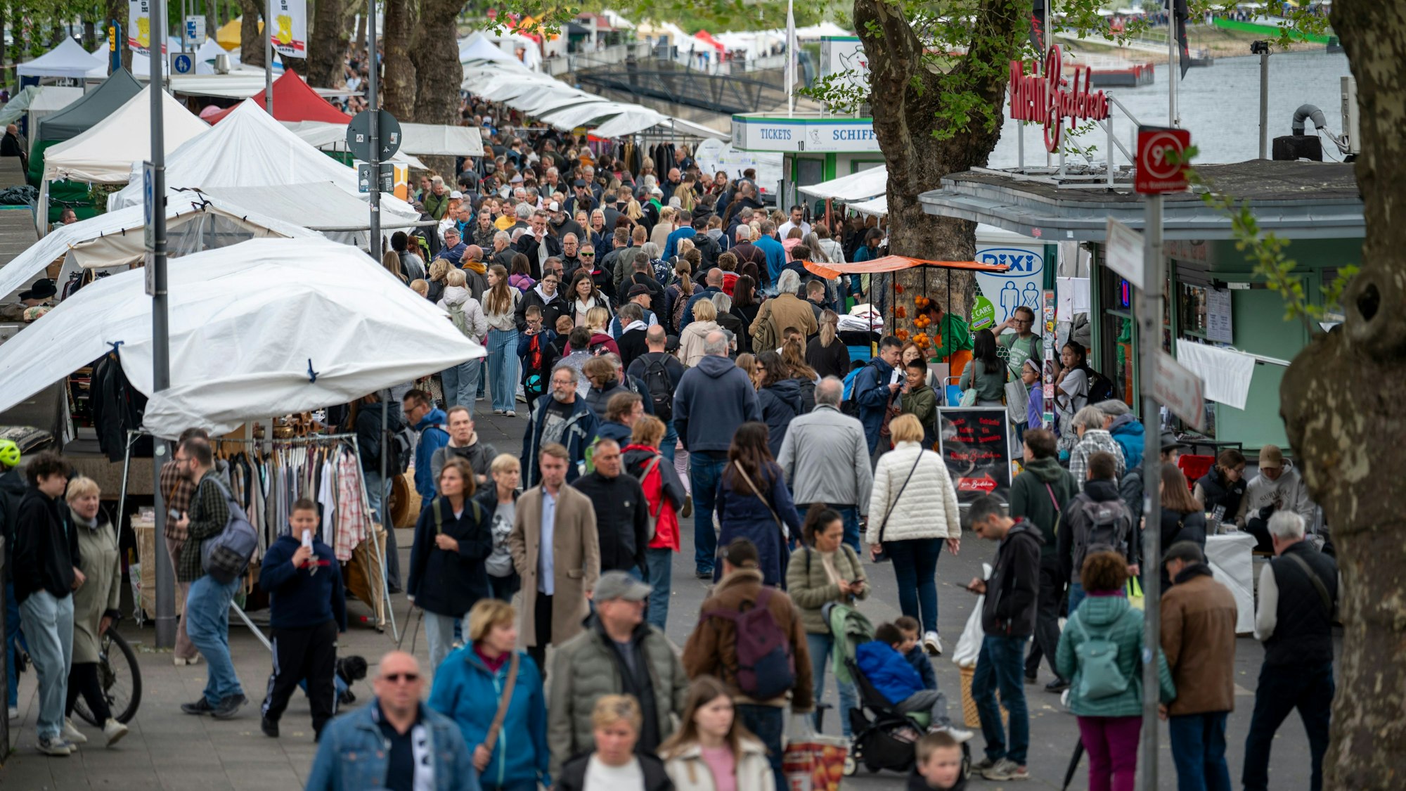 Menschen beim Flohmarkt in der Kölner Altstadt an der Rheinpromenade. Er ist laut Veranstalter einer der ältesten Flohmärkte von NRW.