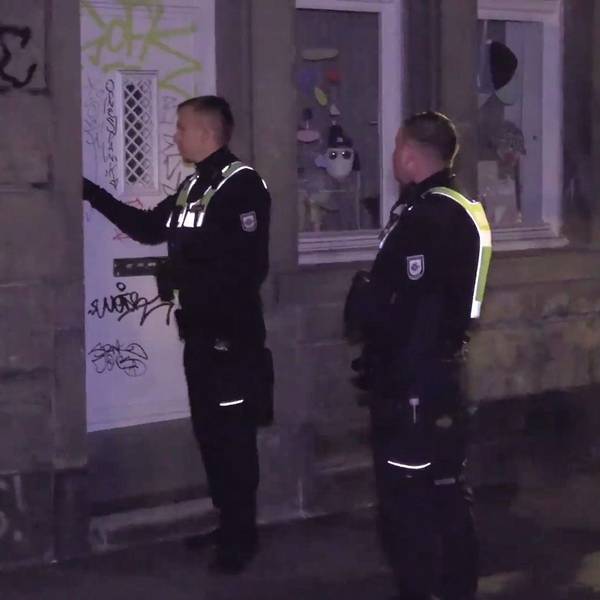 27.05.2025, Nordrhein-Westfalen, Köln: Das Ordnungsamt kontrolliert gesperrte Straßen in der Umgebung der Baustelle in der eine US-amerikanische Bombe aus dem Zweiten Weltkrieg gefunden wurde. Kurz nach dem Fund einer Weltkriegsbombe mussten in der Kölner Innenstadt am späten Abend rund 5.000 Menschen ihre Wohnungen verlassen. Der amerikanische Blindgänger, eine Fünf-Zentner-Bombe mit einem Heckaufschlagzünder, soll noch in der Nacht entschärft werden. Foto: Sascha Thelen/dpa +++ dpa-Bildfunk +++