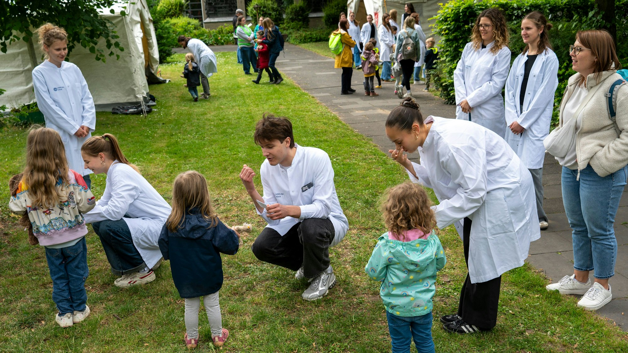 27.05.2025, Köln: Die Uniklinik Köln eröffnet die Türen des Teddybär-Krankenhauses. Studierende der Fachschaften Medizin, Zahnmedizin, Klinische Pflege, Hebammenwissenschaften und Neurowissenschaften bieten Kindern zwischen 3 und 10 Jahren die Möglichkeit, mit ihrem mitgebrachten Kuscheltier spielerisch die Stationen Innere Medizin, Röntgen, Chirurgie und Zahnmedizin zu erleben.
Foto: Uwe Weiser