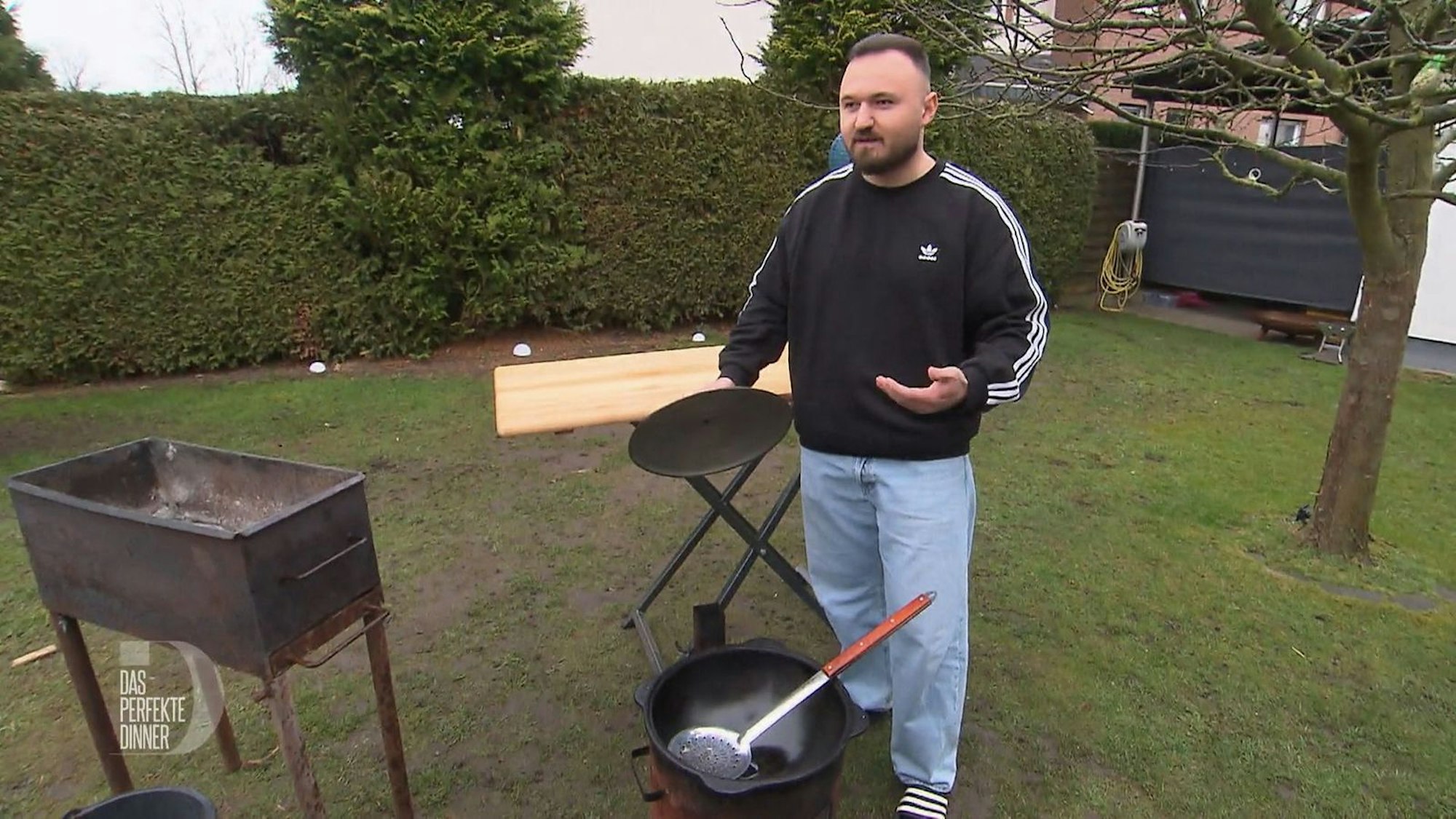 Pauls Dinner-Zubereitung findet heute draußen an der Feuerstelle statt.
(Bild: RTL)