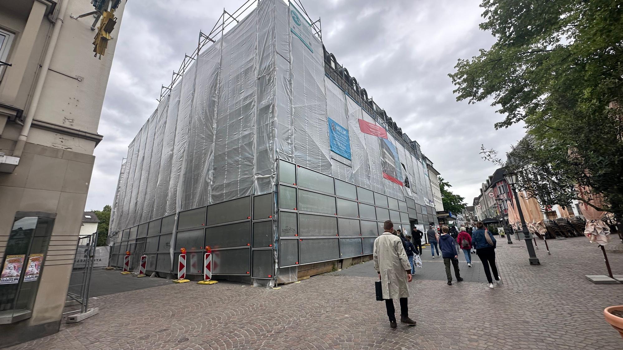Komplett in Planen eingehüllt ist die Marktpassage während des Umbaus.