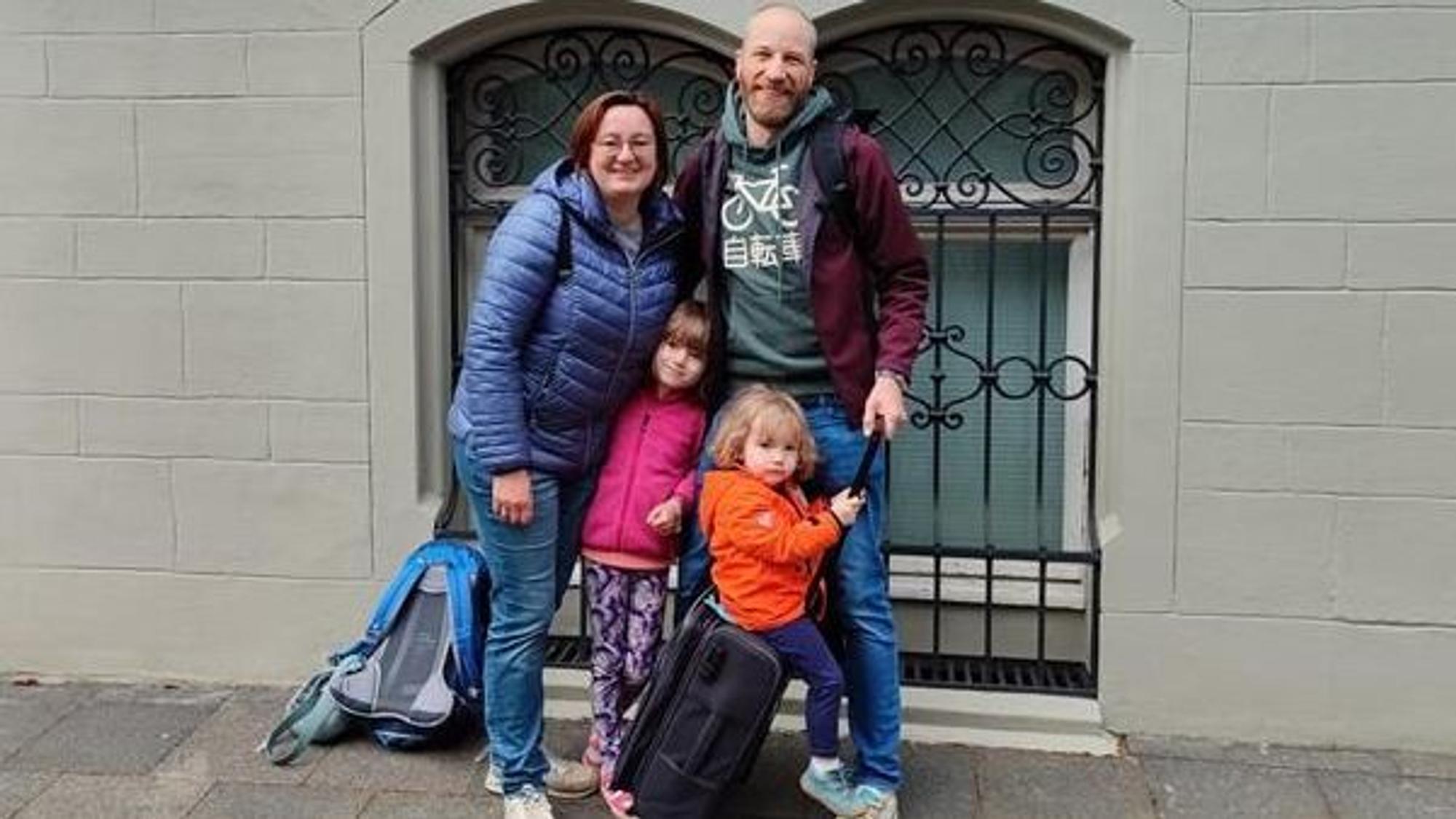 Bombenfund in der Südstadt: Familie Hölzer kehrt nach der Evakuierung zurück in ihre Wohnung.